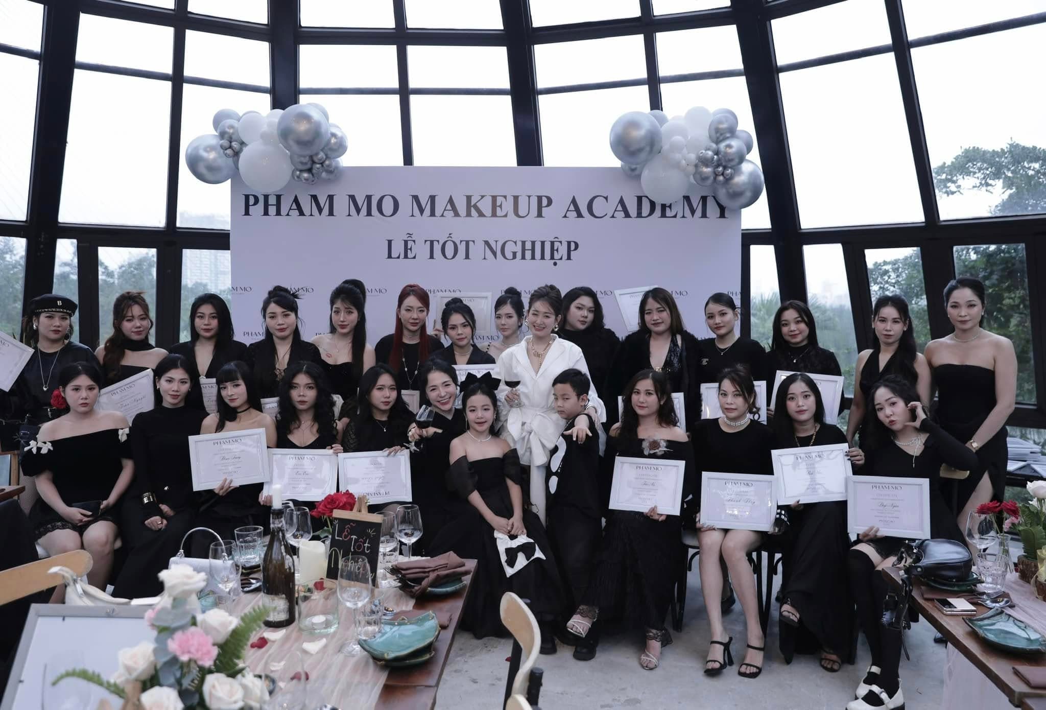 Lễ tốt nghiệp cùng học viên và đội ngũ PHAMMO Makeup Academy.
